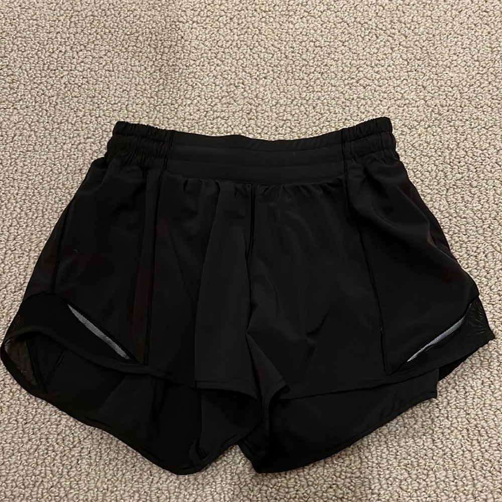 Black lululemon Hotty hot shorts 4”